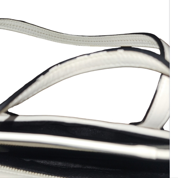 Coach handbag missing crossbody strap. Some peeling on handle. No wear on bottom - Picture 6 of 8